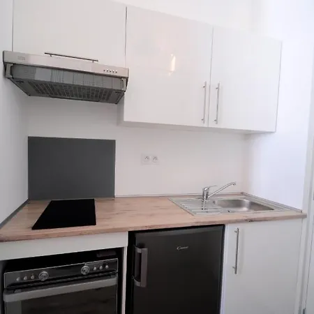 41 Leon Noel Apartment *